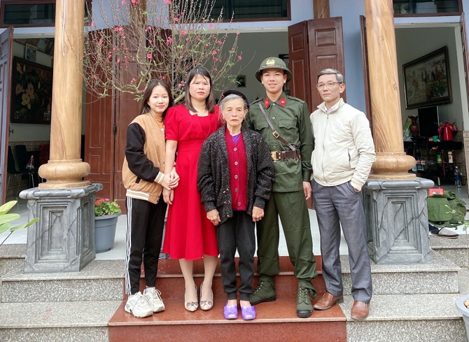 Tân binh Đào Anh Vũ chụp ảnh kỷ niệm cùng bà nội, bố mẹ và em gái trước ngày về đơn vị