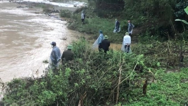 Yên Bái: Trong khi đi qua cầu, một người đàn ông bị lũ cuốn trôi