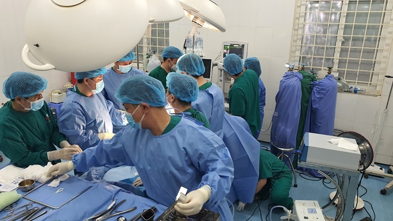Đội ngũ bác sĩ Trung tâm Y tế huyện Tam Dương thực hiện phẫu thuật thay khớp háng bán phần cho bệnh nhân