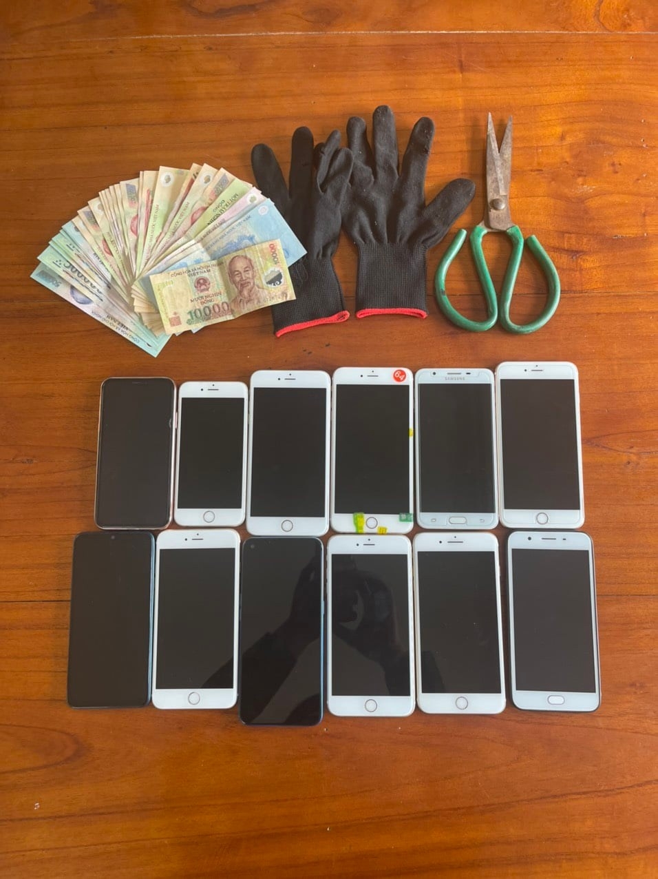 Yên Bái: Triệt phá thành công vụ trộm cắp đột nhập từ mái nhà trộm hàng chục chiếc điện thoại và tiền