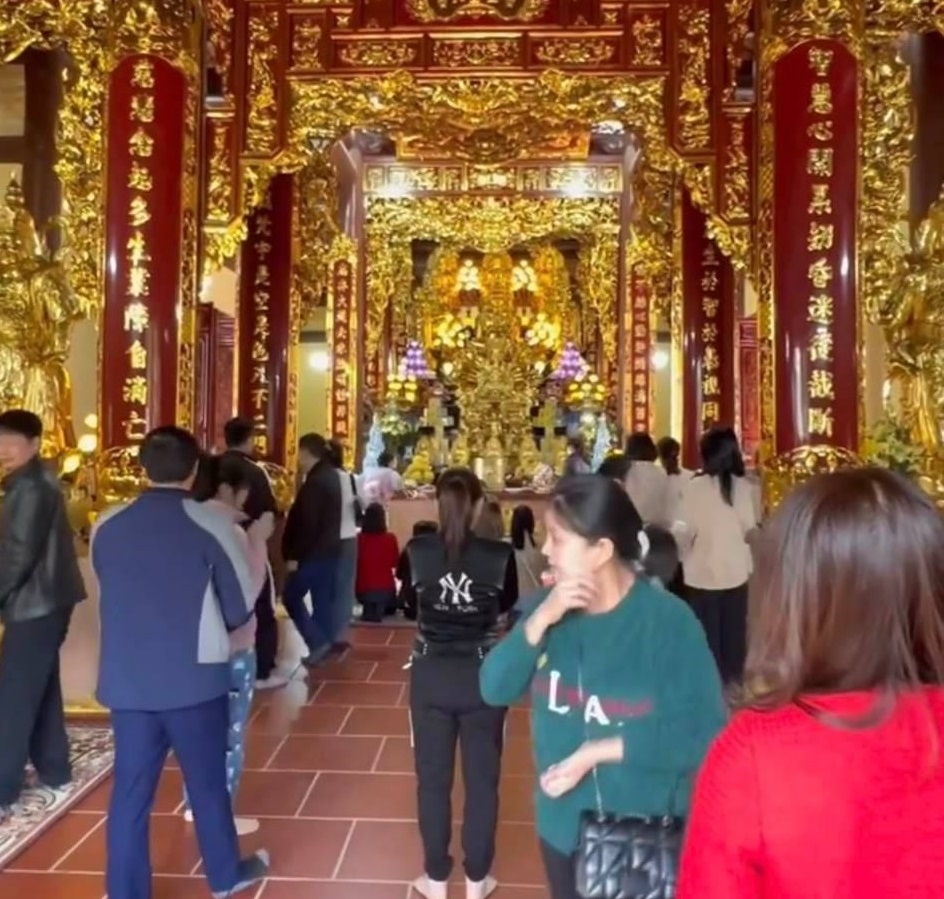 Đông đảo du khách về Chùa Thanh Lanh