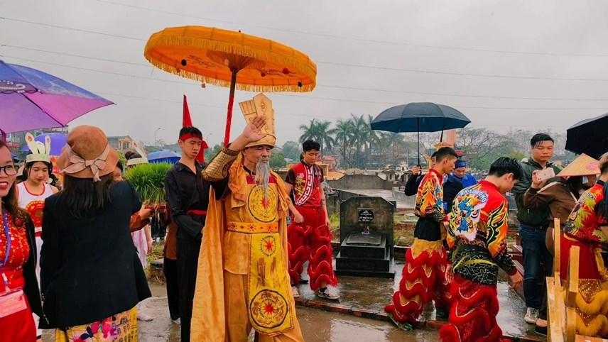 Lễ hội tái hiện lại cảnh Vua Hùng xuống ruộng dạy dân cấy lúa