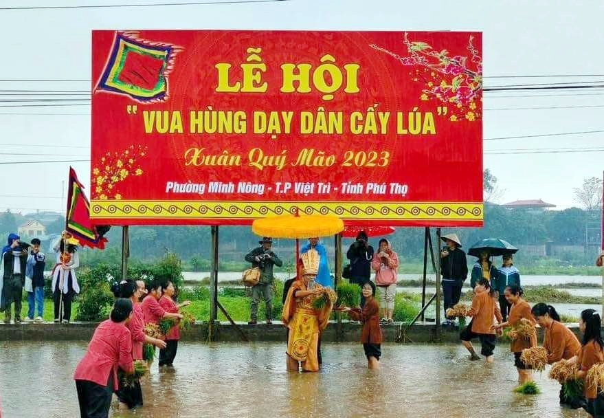 Lễ hội Vua Hùng dạy dân cấy lúa diễn ra tại cánh đồng Lú.