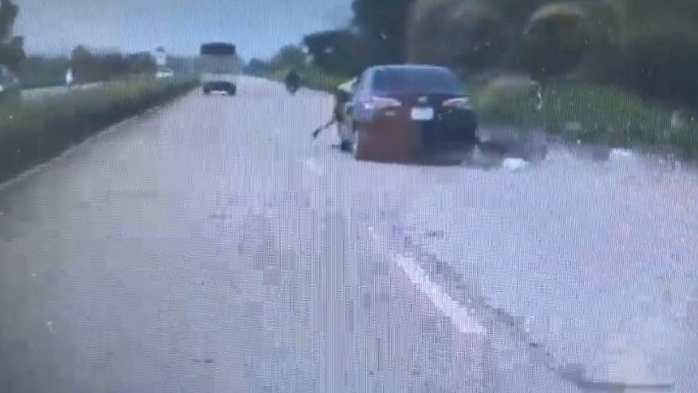 Vĩnh Phúc: Trốn kiểm tra nồng độ cồn, tài xế hất CSGT lên capo, gây tai nạn liên hoàn