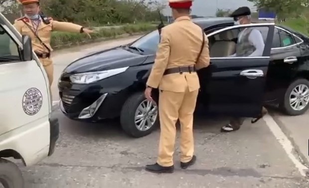 Cảnh sát giao thông huyện Vĩnh Tường dừng xe tài xế vi phạm.