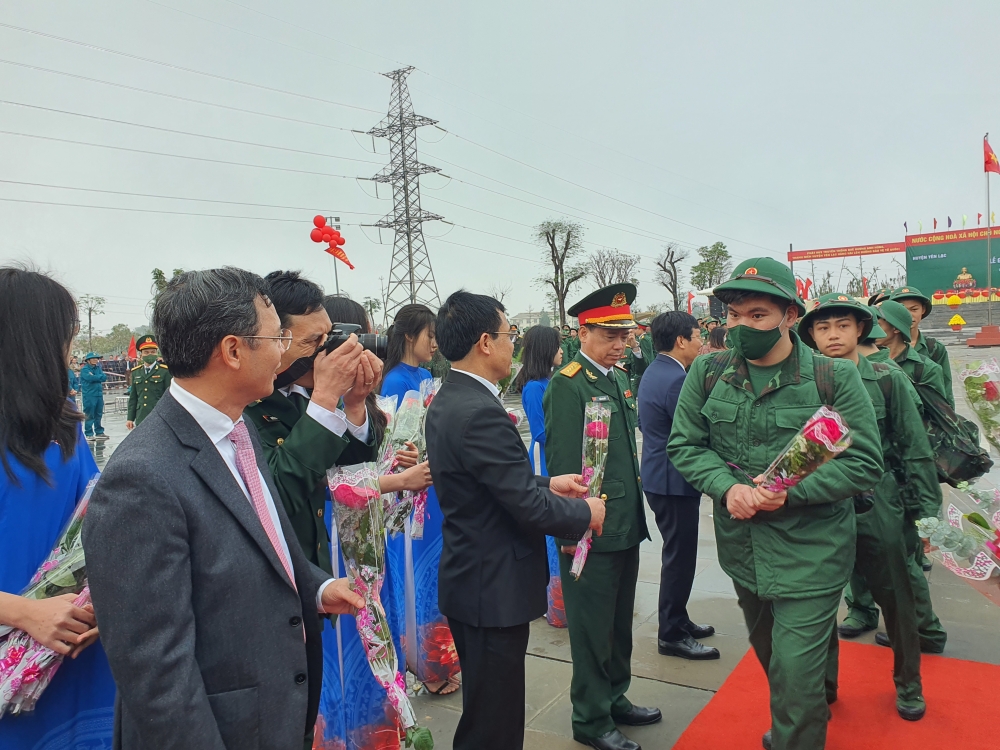 Lãnh đạo tặng hoa cho tân binh