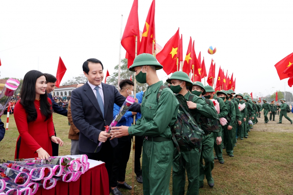 Phó Bí thư Thường trực Tỉnh ủy Phạm Hoàng Anh tặng hoa, chúc các tân binh lên đường mạnh khỏe, hoàn thành xuất sắc nhiệm vụ được giao. Ảnh: Trà Hương