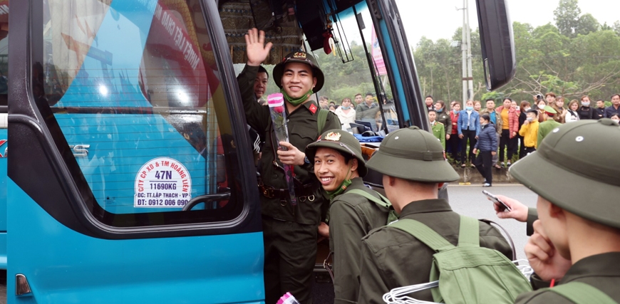 Các chiến sĩ mới nở nụ cười thật tươi, vẫy tay chào người thân trước giờ chia tay