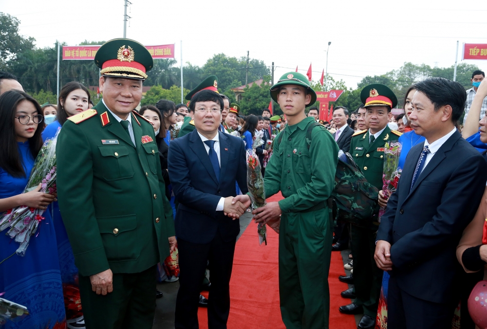 Chủ tịch UBND tỉnh Lê Duy Thành; Thiếu tướng Trần Anh Du, Phó Tư lệnh Quân khu 2; Bí thư Huyện ủy Yên Lạc Nguyễn Khắc Hiếu tặng hoa động viên tân binh lên đường nhập ngũ. Ảnh: Thế Hùng