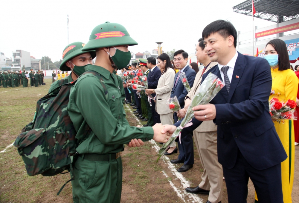 Phó Chủ tịch HĐND tỉnh Nguyễn Trung Hải tặng hoa các tân binh huyện Bình Xuyên lên đường nhập ngũ. Ảnh Nguyễn Lượng