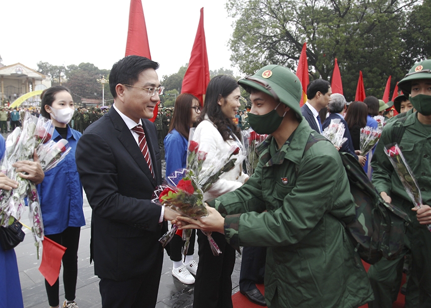 Phó Chủ tịch Thường trực UBND tỉnh Vũ Việt Văn tặng hoa, động viên các tân binh lên đường nhập ngũ 