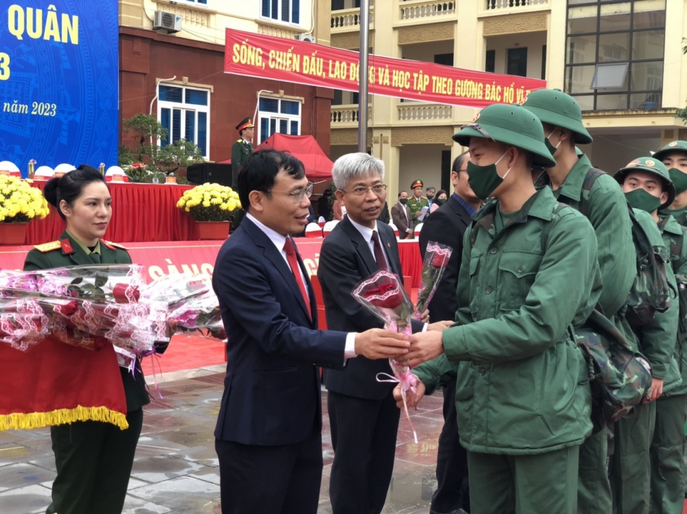 Trưởng Ban Tổ chức Tỉnh ủy Nguyễn Bá Huy và lãnh đạo huyện Tam Dương tặng hoa động viên các tân binh lên đường nhập ngũ. Ảnh: Kim Ly