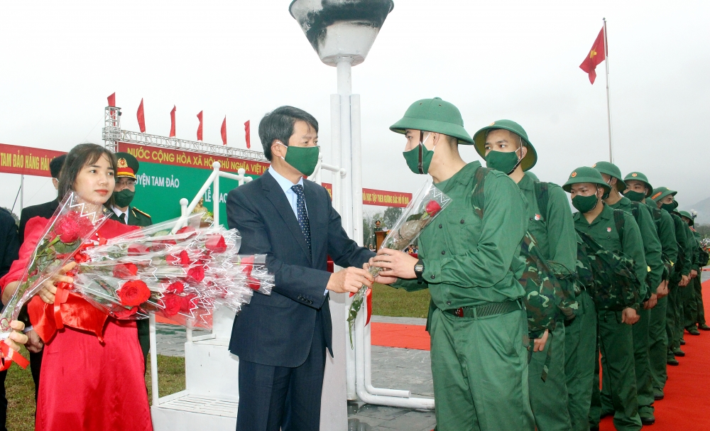 Phó Chủ tịch HĐND tỉnh Phạm Quang Nguyên tặng hoa chúc mừng các tân binh huyện Tam Đảo. Ảnh: Dương Hà