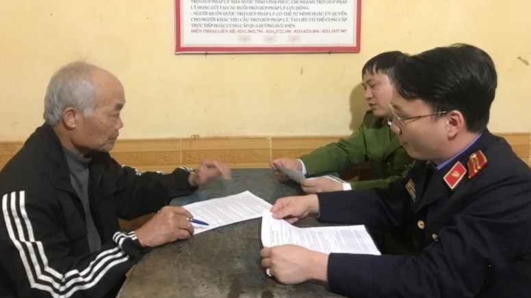 Vĩnh Phúc: Khởi tố tài xế 65 tuổi hất văng CSGT lên nắp capo