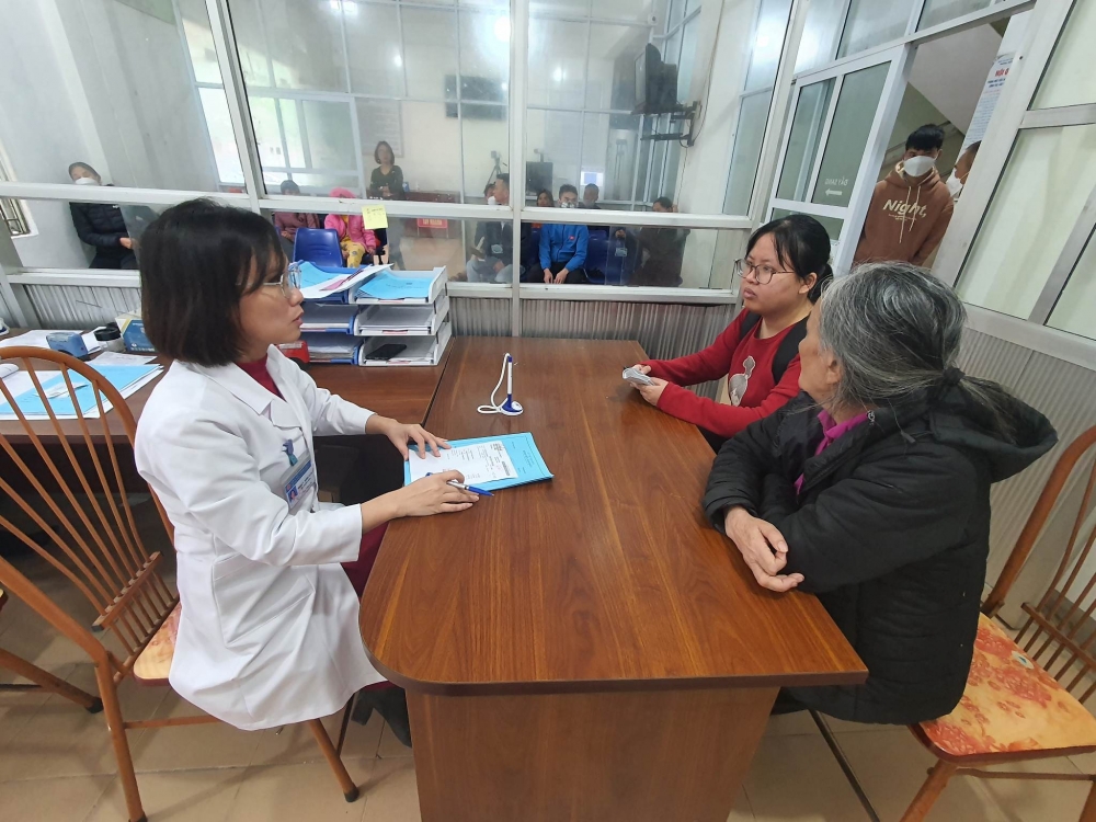 Cán bộ y tế tư vấn tận tình cho bệnh nhân