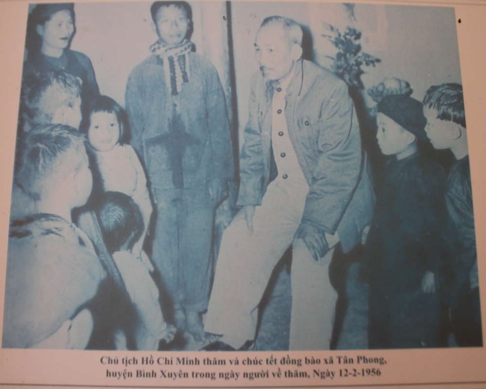 Chủ tịch Hồ Chí Minh thăm, nói chuyện với đồng bào xã Tân Phong ngày 12/2/1956