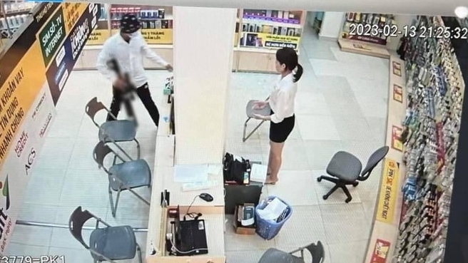 Vĩnh Phúc: Thanh niên nghi mang súng vào cửa hàng cướp tiền và điện thoại di động