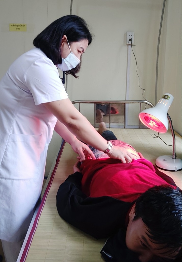Bác sĩ Lê Thị Thanh khám chữa bệnh cho bệnh nhân