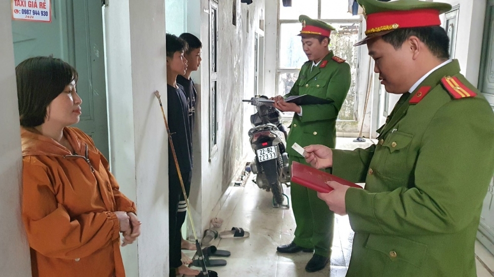 Công an thị trấn Bá Hiến: Bảo đảm an toàn phòng trọ cho công nhân về quê đón Tết
