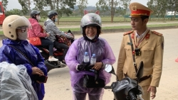 cong an huyen binh xuyen huong dan nguoi dan ve que don tet