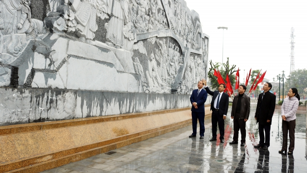 Lãnh đạo huyện Lập Thạch dâng hoa tại tượng đài Tả tướng quốc Trần Nguyên Hãn