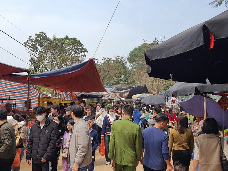 Hàng triệu du khách thăm quan lễ hội Đền Thính Hàng triệu du khách thăm quan lễ hội Đền Thính