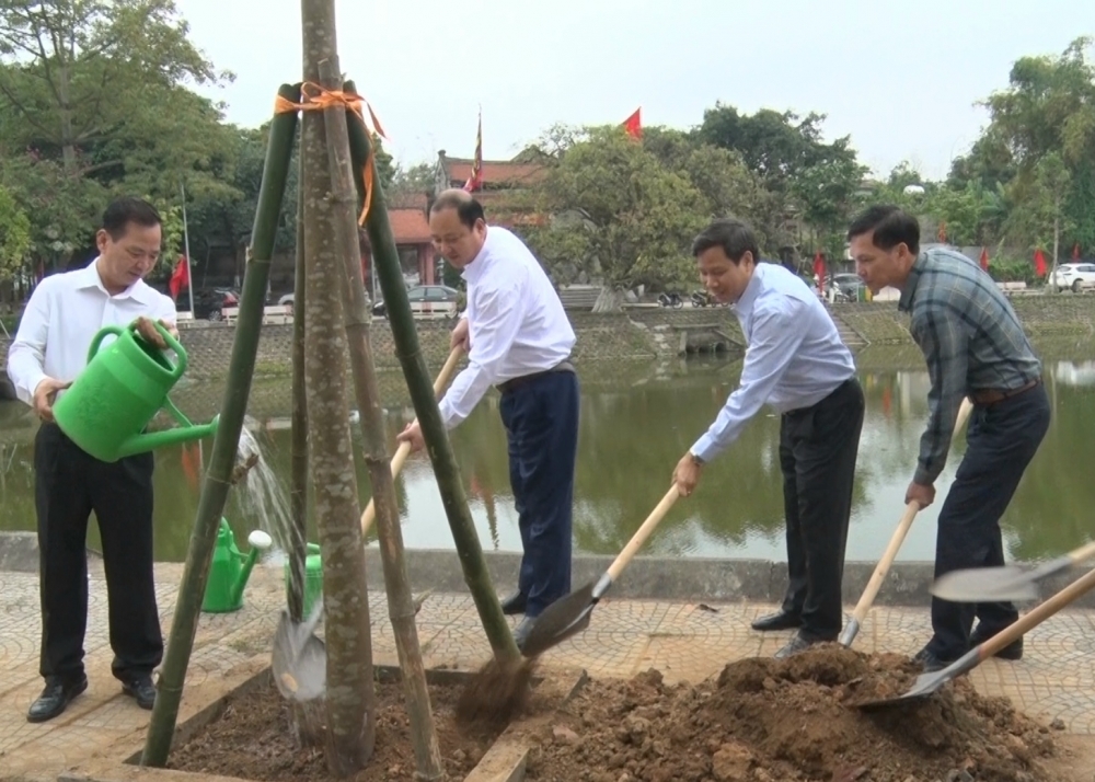 Lãnh đạo huyện Lập Thạch dâng hương tại một số di tích lịch sử