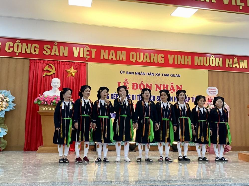 Người dân Đồng Bùa trình diễn làn điệu dân ca Soọng cô tại chương trình đón Bằng công nhận di tích lịch sử - văn hoá cấp tỉnh