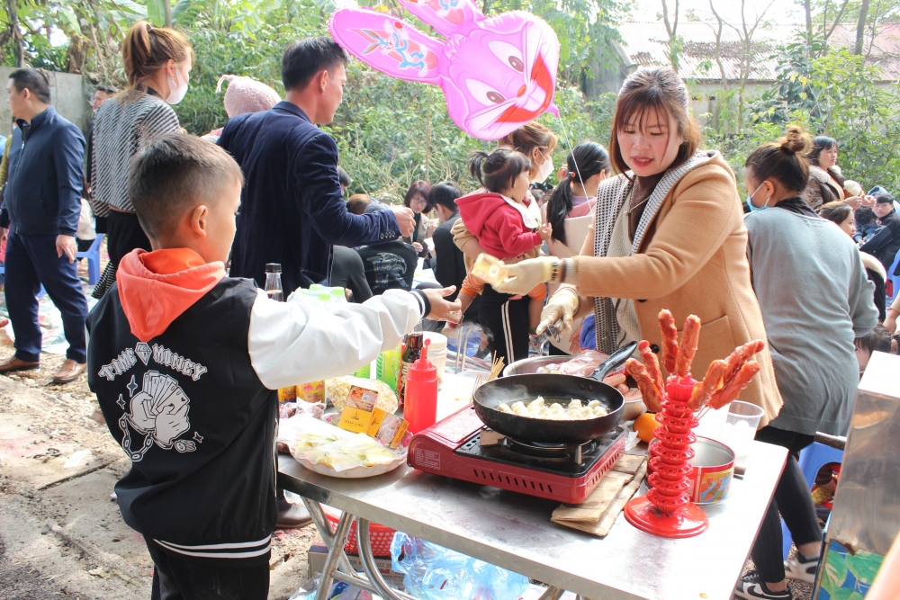 Đồ ăn nhanh được bày bán tại một số lễ hội không có dụng cụ che đậy, tiềm ẩn nguy cơ mất an toàn thực phẩm. Ảnh: Kim Ly