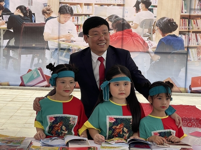 Chủ tịch UBND tỉnh Vĩnh Phúc Lê Duy Thành tham quan không gian đọc sách tại chương trình. 