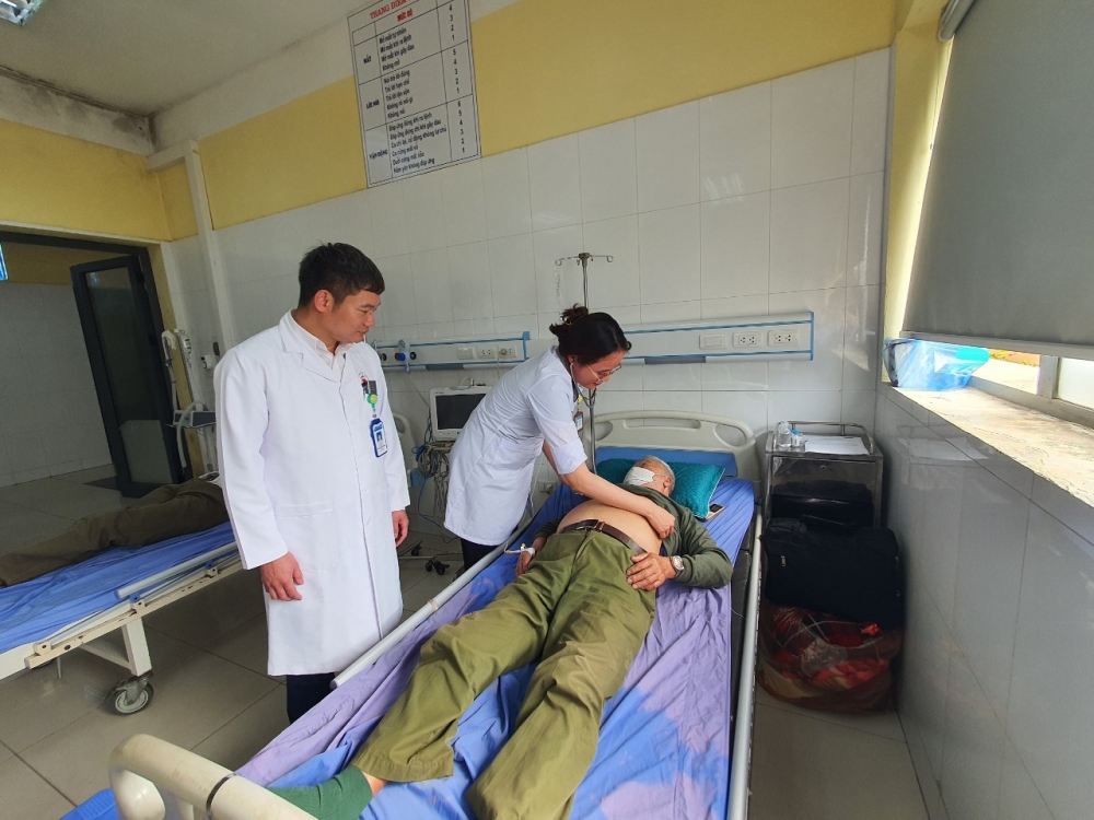 Bác sĩ Phạm Thanh Minh, Giám đốc TTYT huyện Tam Đảo thăm khám chữa bệnh cho bệnh nhân