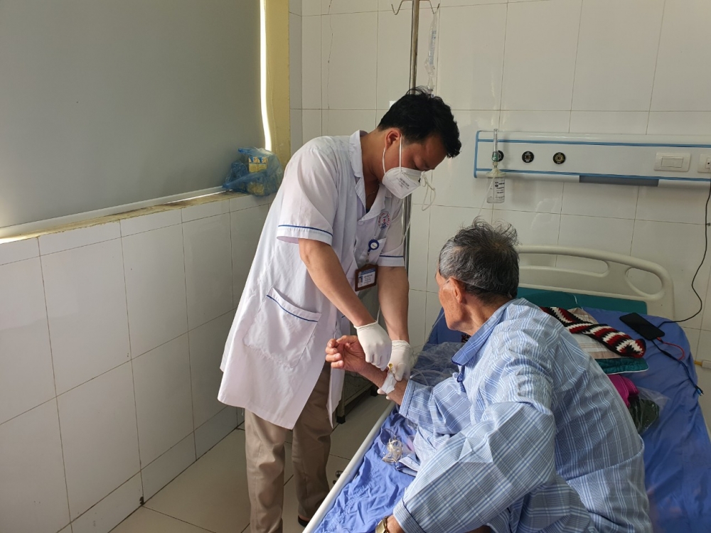 Bác sỹ của Trung tâm Y tế huyện Tam Đường khám bệnh cho bệnh nhân.