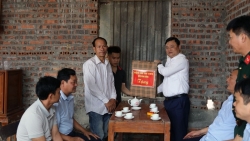 huyen vinh tuong tham tang qua tan binh co hoan canh kho khan