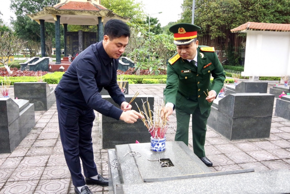 Đ.c Phó Chủ tịch UBND thành phố Đào Văn Quyết và lãnh đạo Ban CHQS thành phố dâng hương tại phần mộ liệt sỹ