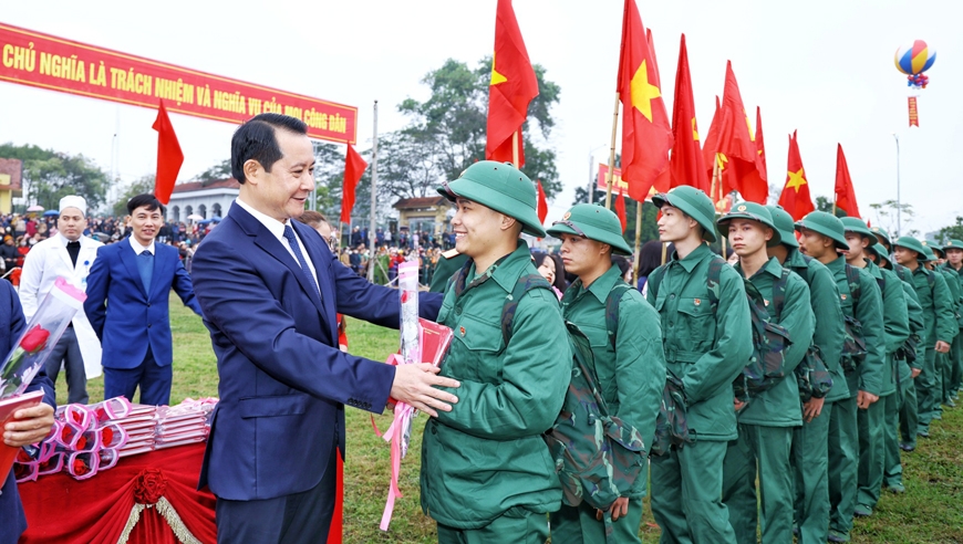 Phó Bí thư Thường trực Tỉnh ủy Phạm Hoàng Anh tặng hoa, động viên các tân binh lên đường nhập ngũ