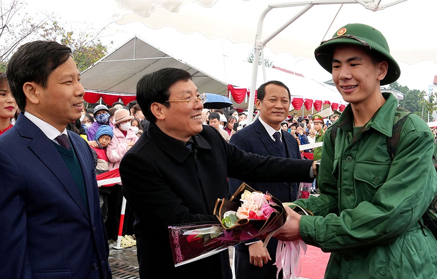 Chủ tịch UBND tỉnh Lê Duy Thành tặng hoa, động viên tân binh