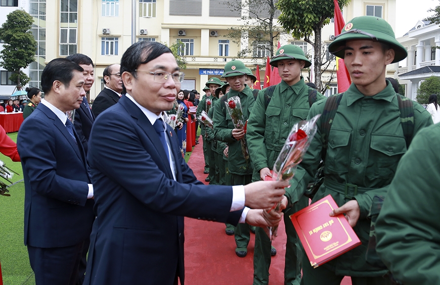 Trưởng ban Tổ chức Tỉnh ủy Nguyễn Bá Huy tặng hoa, động viên các tân binh lên đường nhập ngũ 