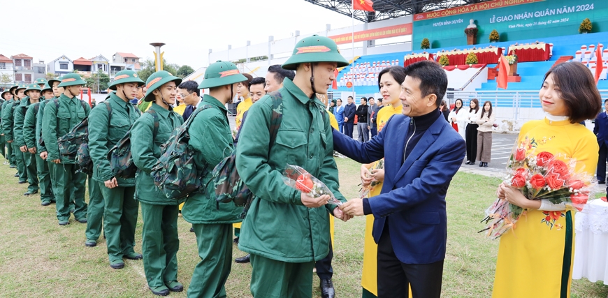 Phó Chủ tịch UBND tỉnh Vũ Chí Giang tặng hoa, động viên các tân binh lên đường nhập ngũ