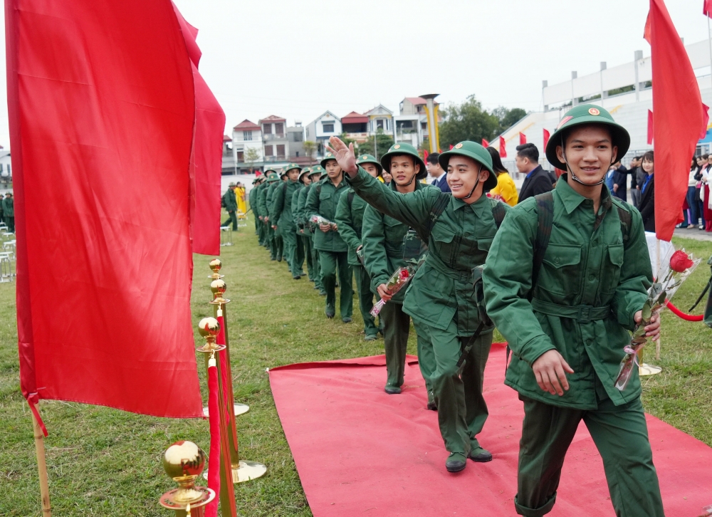 Tân binh huyện Bình Xuyên hăng hái lên đường nhập ngũ. Ảnh: Chu Kiều