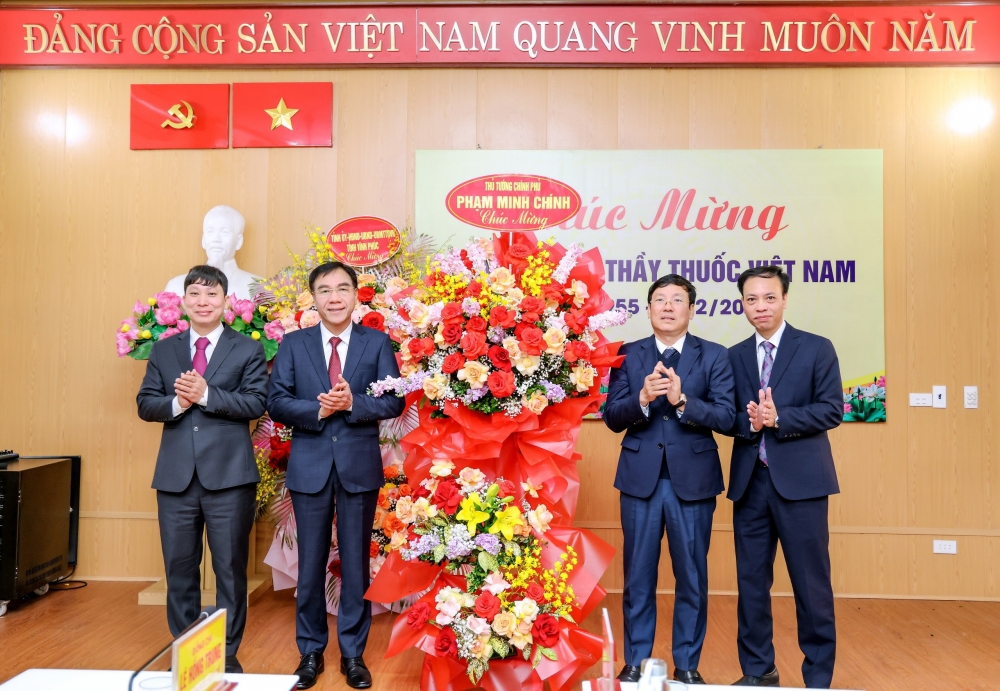 Thừa ủy quyền của Thủ tướng Chính phủ, Chủ tịch UBND tỉnh Lê Duy Thành tặng hoa chúc mừng cán bộ, công chức, viên chức, người lao động ngành Y tế. 