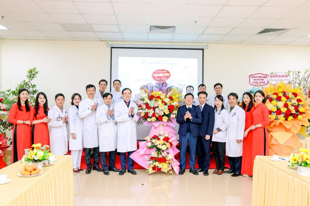 Thừa ủy quyền của Thủ tướng Chính phủ, Chủ tịch UBND tỉnh Lê Duy Thành tặng hoa chúc mừng thầy thuốc, cán bộ, nhân viên y tế Bệnh viện Đa khoa tỉnh.