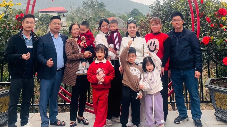 Hàng nghìn du khách vãn cảnh nơi phụng thờ Tứ vị Sơn thần