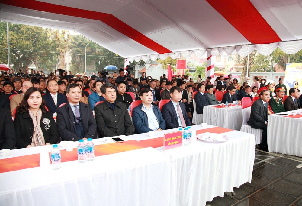 Các đại biểu dự lễ khai hội. 