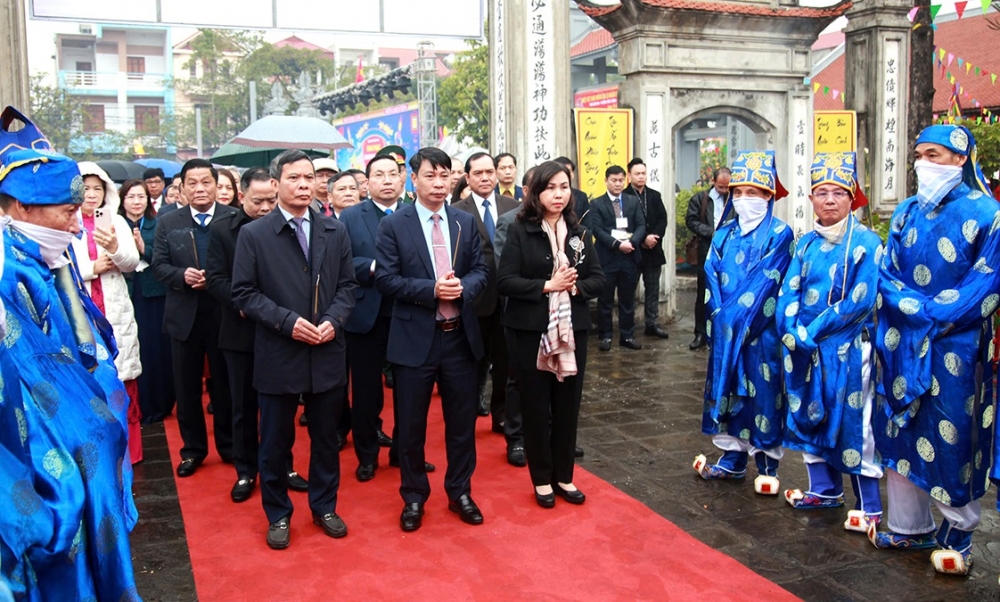 Phó Chủ tịch UBND tỉnh Nguyễn Khắc Hiếu cùng các đại biểu dâng hương tưởng nhớ công ơn của Ngô Tướng Công.