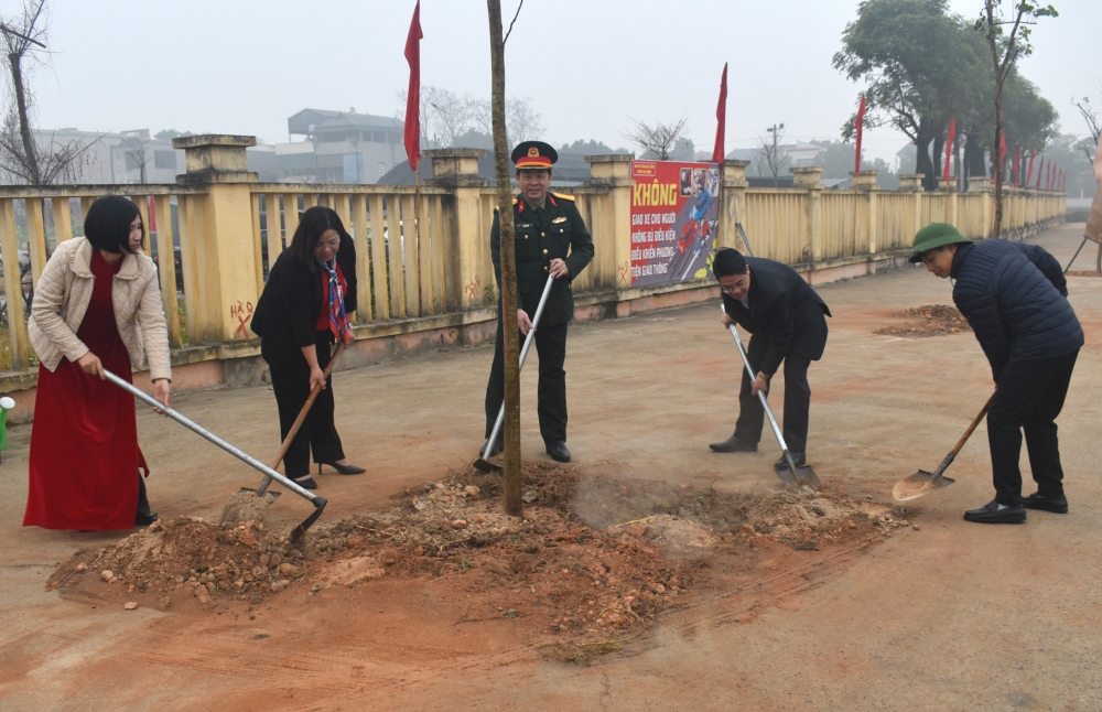Các đồng chí Lãnh đạo huyện tham gia trồng cây tại Trường Mầm non Tam Dương