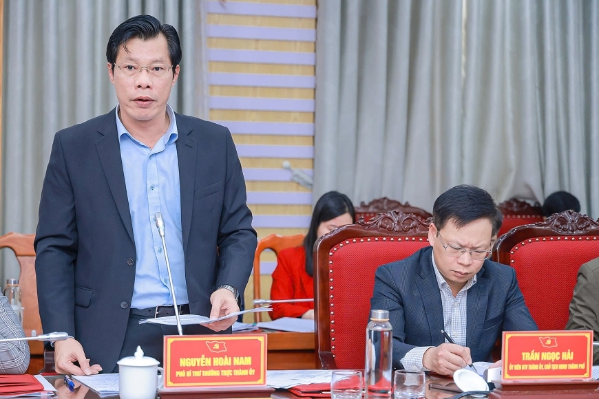 Lãnh đạo thành phố Vĩnh Yên báo cáo tại hội nghị Lãnh đạo thành phố Vĩnh Yên báo cáo tại hội nghị