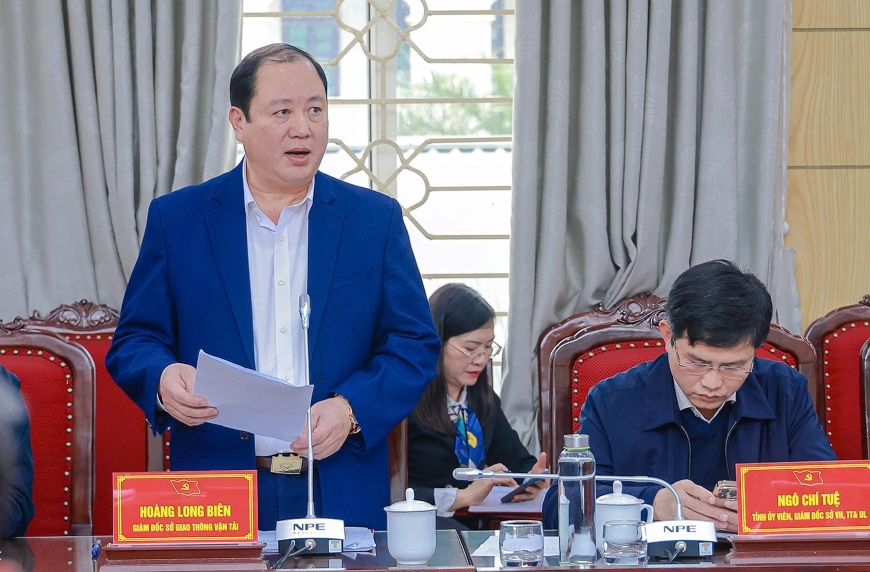 Đại diện lãnh đạo các sở ban ngành phát biểu thảo luận Đại diện lãnh đạo các sở ban ngành phát biểu thảo luận