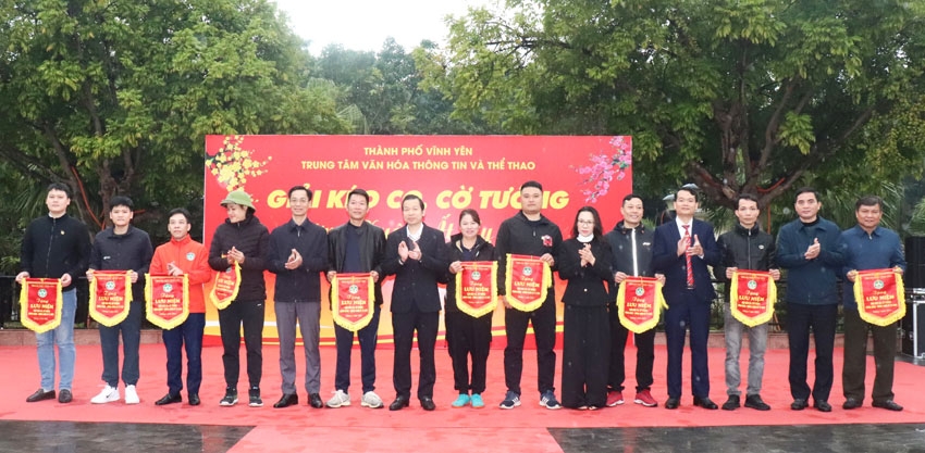 Đại biểu trao cờ lưu niệm cho các đội tham gia Giải