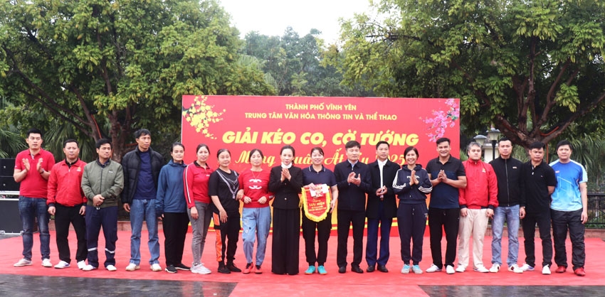 Giám đốc Trung tâm Văn hóa Thông tin và Thể thao thành phố trao giải nhất môn kéo co cho đội đến từ phường Khai Quang
