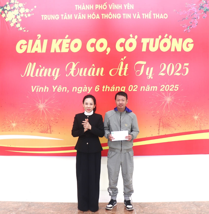 Lãnh đạo Trung tâm Văn hóa Thông tin và Thể thao thành phố trao giải nhất môn cờ tướng cho VĐV đến từ phường Ngô Quyền